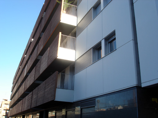 Fotograf�a de l'edifici d'habitatge p�blic al ps. de Lloren� Serra