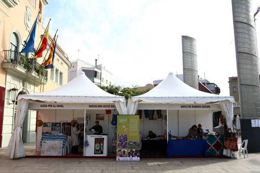 Fotografia dels estands a la pla�a de la Vila amb motiu de la Setamana de la Solidaritat