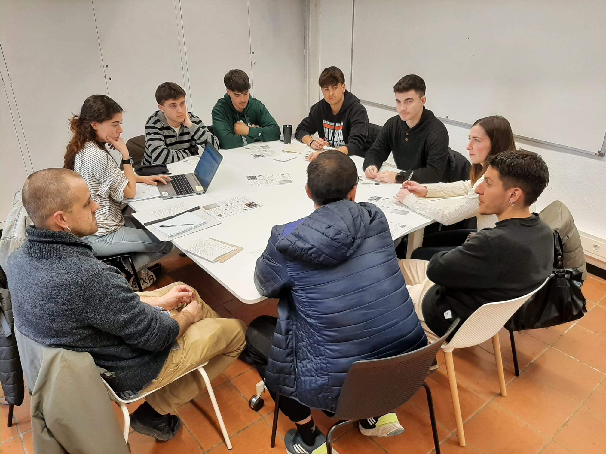 Reunió al voltant d'una taula 