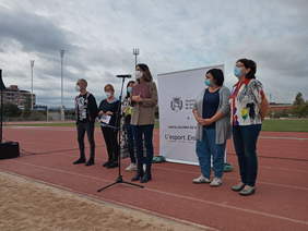 Foto alcaldessa acompanyada d'altres autoritats en la presentació de la 'Cursa i Caminada contra el Càncer'