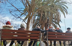 Foto de gent gran asseguts a un banc