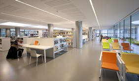 imatge de l'interior de la biblioteca Singuerlín-Salvador Cabré
