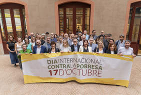 Foto Taula d’Entitats del Tercer Sector Social de Catalunya amb pancarta que diu: Erradicació de la pobresa 