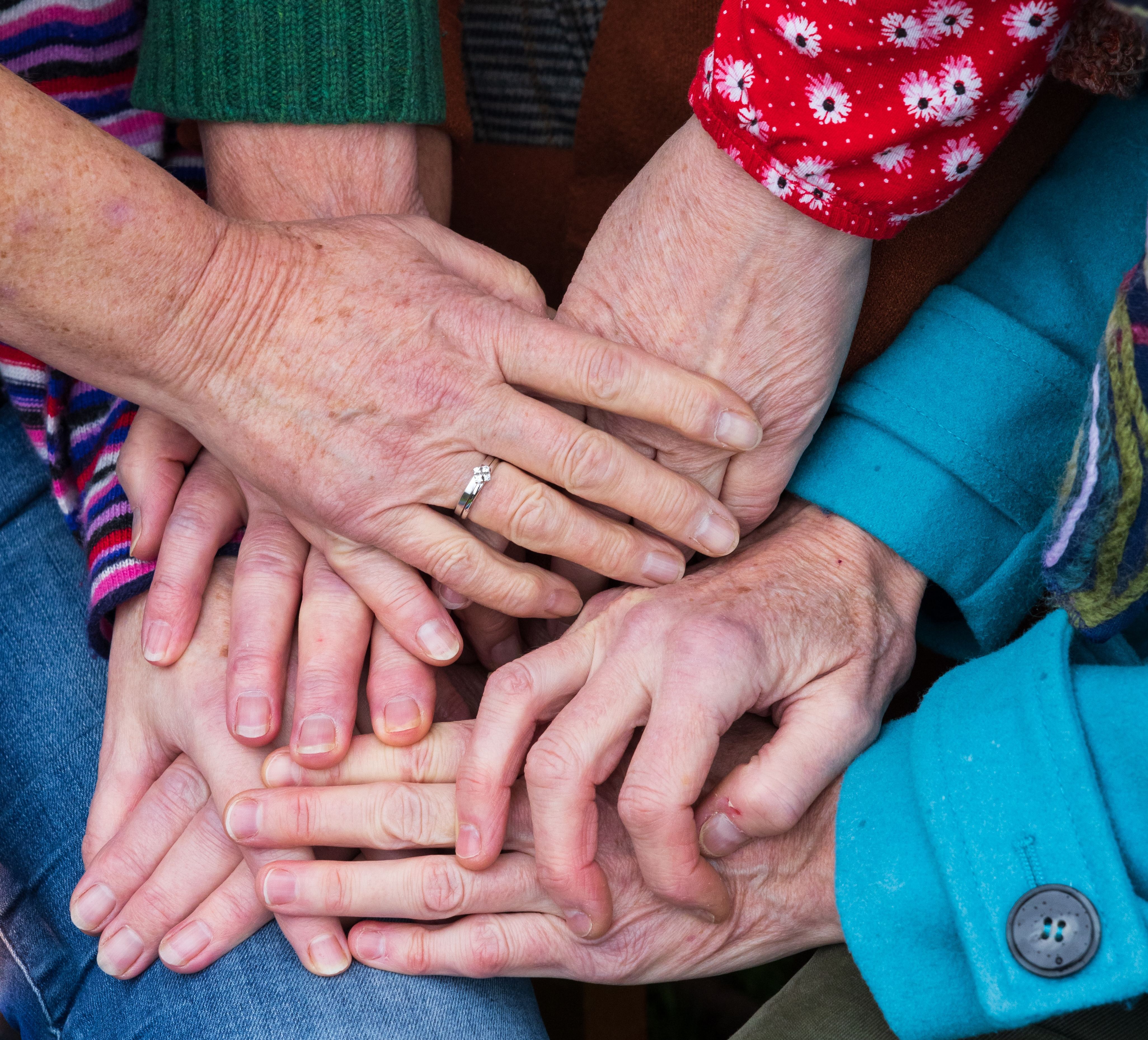 Jornada per a la prevenció del maltractament a les persones grans Foto de mans de persones grans