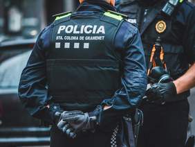foto agenet policia local de espaldas