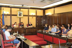 Foto sala de plens amb tots i totes les regidores