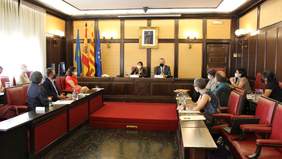 Foto al Saló de Plens de la reunió de la Junta Rectora