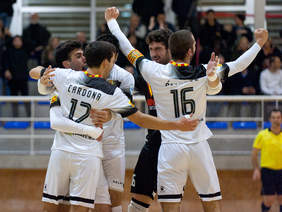 Foto de celebración de un gol de los jugadores de Industrias Santa Coloma 
