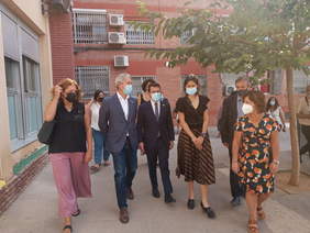 Foto del president de la Generalitat, Pere Aragonès, i el conseller d'Educació, Josep González-Cambray amb l'alcaldessa Núria Parlon entren a  l'Escola Tanit 