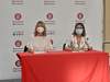 Foto de l'alcaldessa, Núria Parlon, i Lluïsa Moret de la Diputació de Barcelona signant el conveni 'Barris i comunitats: motors de transformació social'