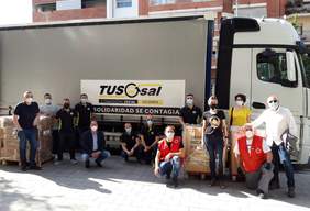 Foto del camión de TUGSAL que transporta los 10.000 kilos de alimentos