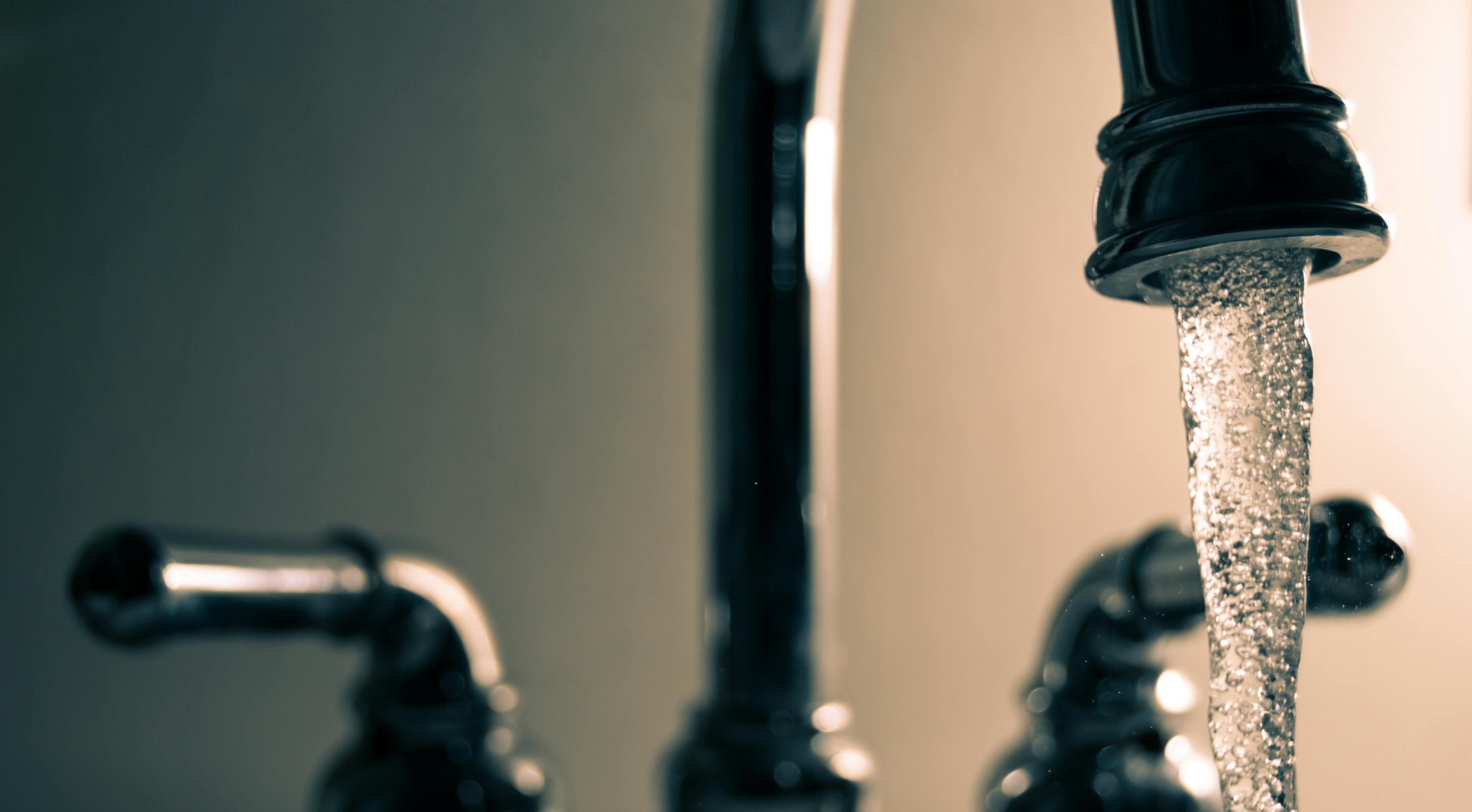 Aixeta oberta treient aigua