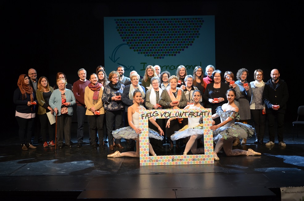 Foto grupal d'entitats de la Xarxa de voluntariat