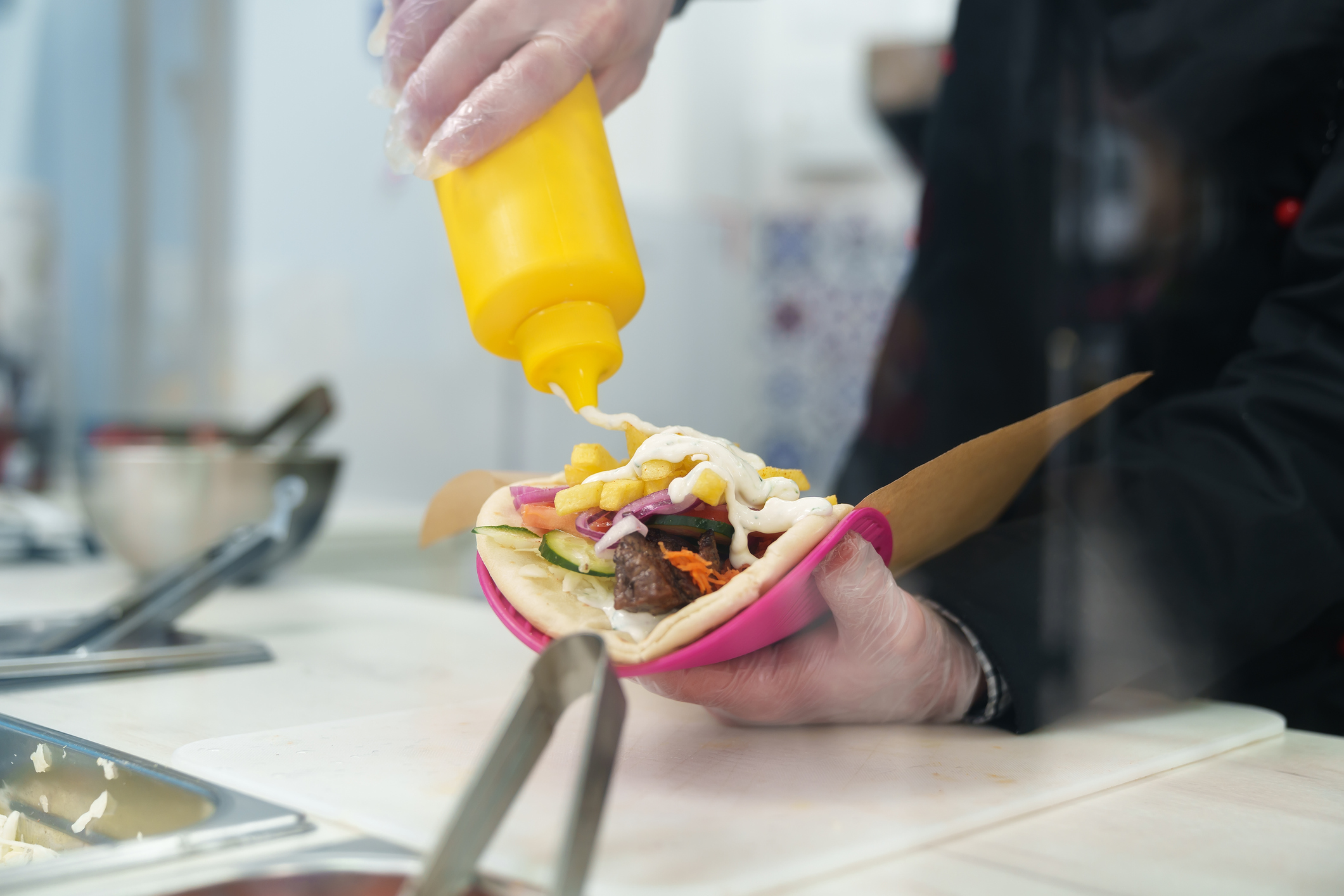 Persona manipulant aliments