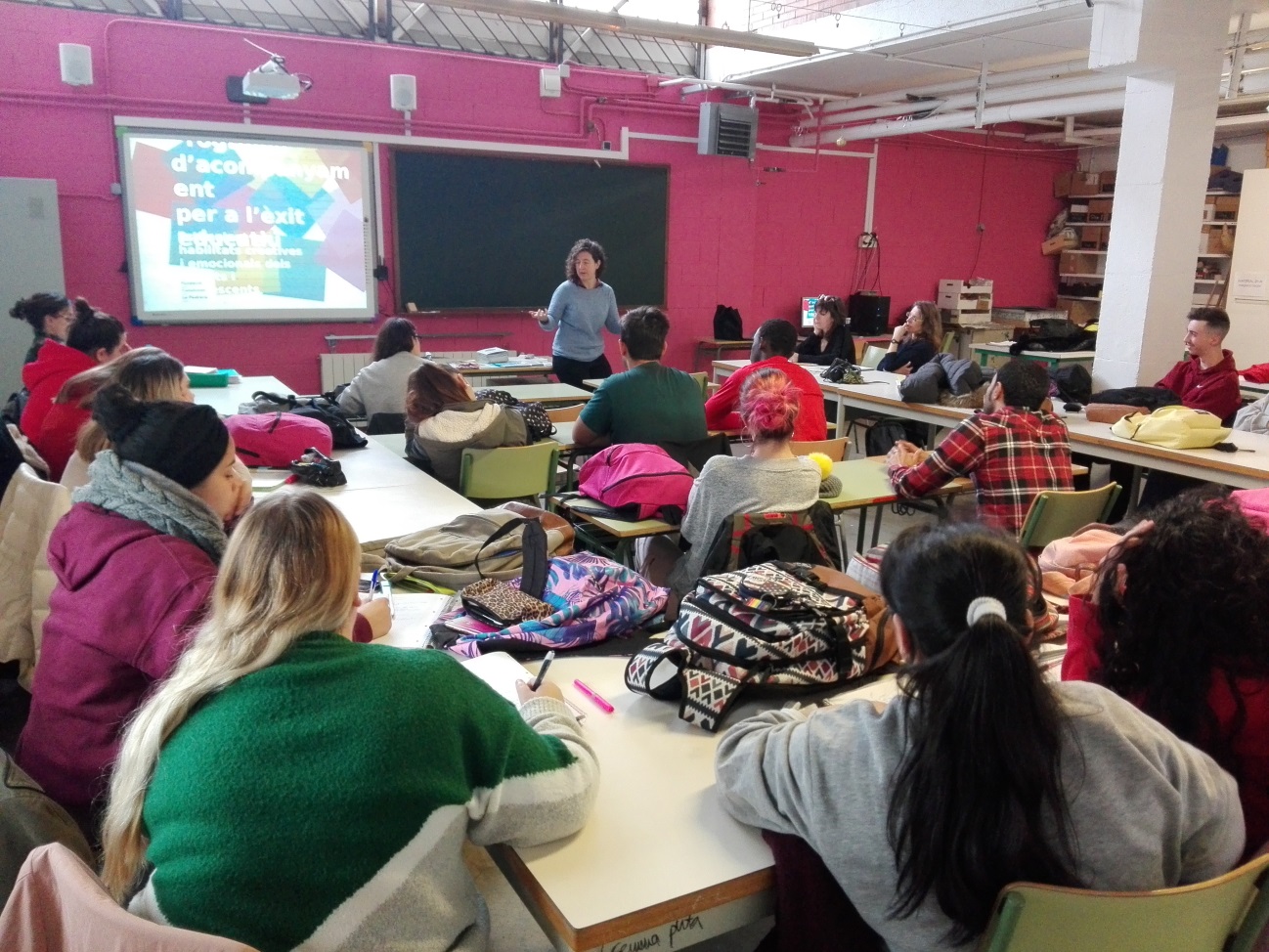Taller PAE Imagen del taller con alumnos y profesora en aula